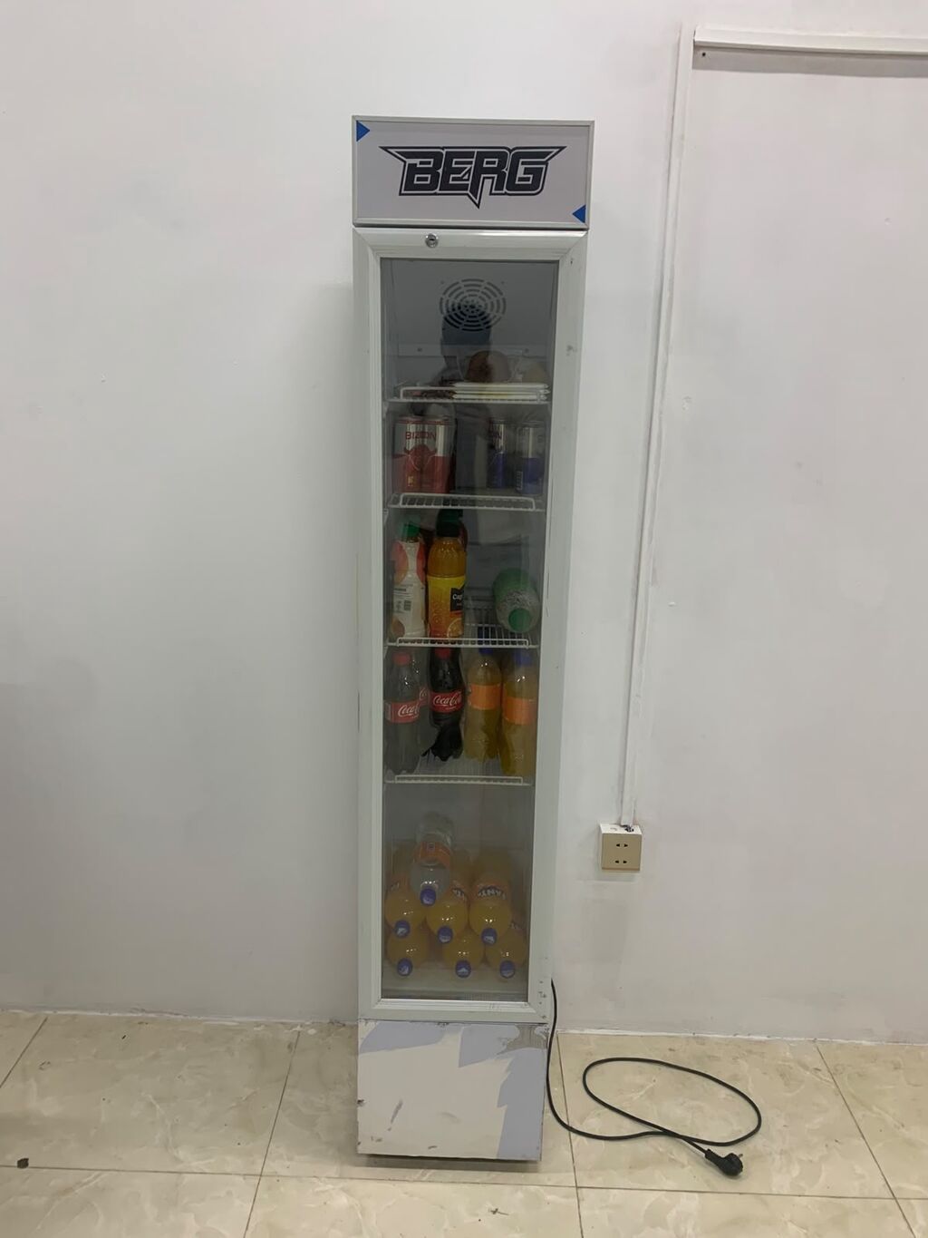 BERG markalı şüşə qapılı vitrin soyuducu. Dar və hündür korpus