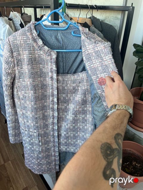 - Parça: yumşaq, teksturalı tweed (çoxrəngli – boz, çəhrayı və ağ