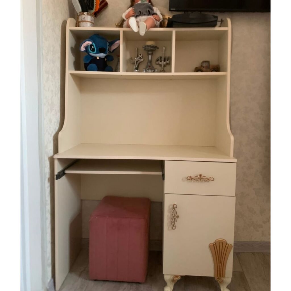 Istiqbaldan yazi masası 120 azn.Unvan şamaxinka (Gulu) — Mebel, Bakı
