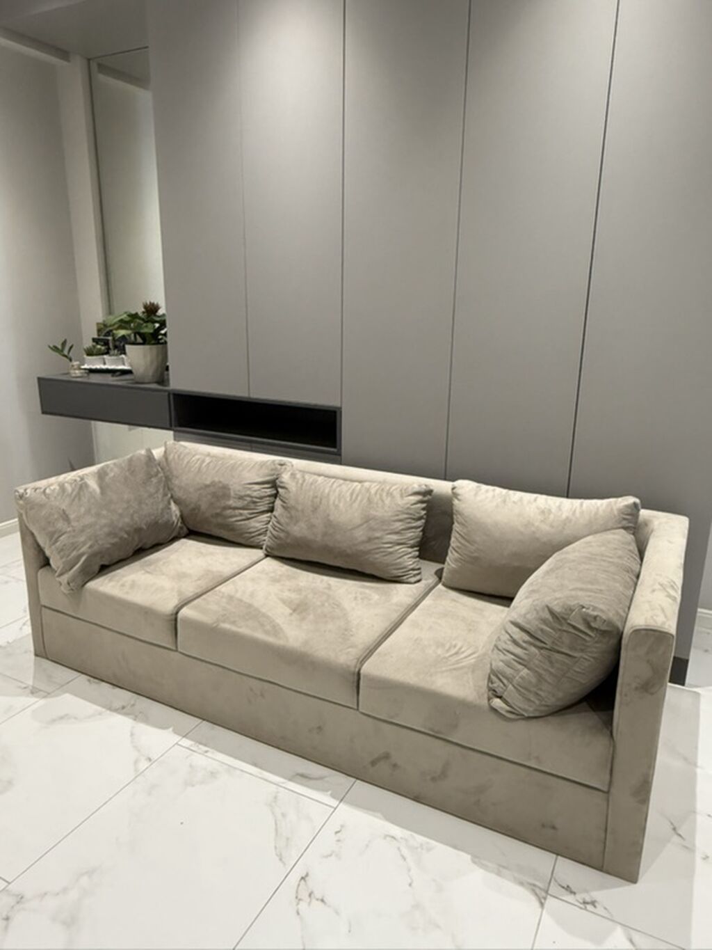 Müasir minimal dizaynlı 3 oturacaqlı divan - Rəng: açıq bej/şaftalı - 1