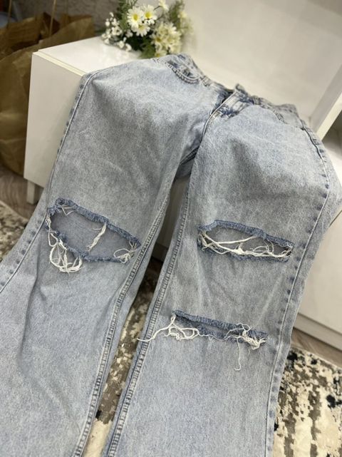 Açıq mavi, yuyulmuş effektli ripped detallı jinslər