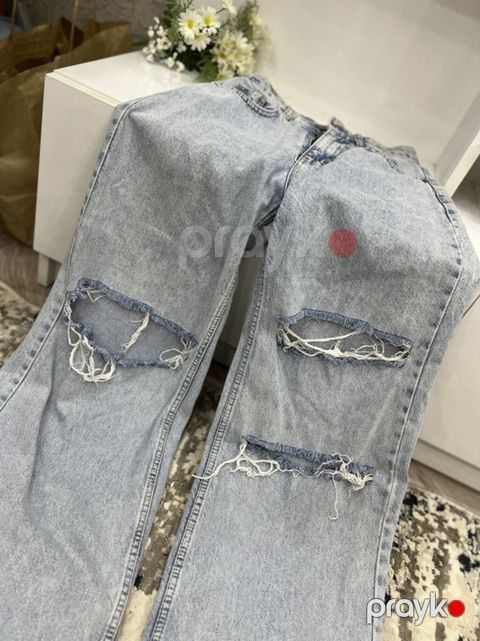 Açıq mavi, yuyulmuş effektli ripped detallı jinslər — Masazır