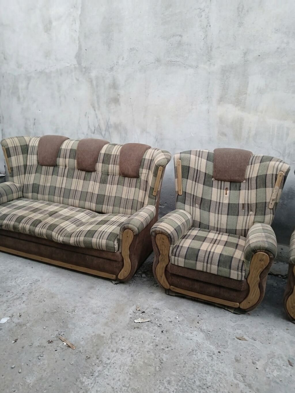 Qonaq otağı üçün yumşaq mebel dəsti. Dəstə 1 ədəd üç nəfərlik divan