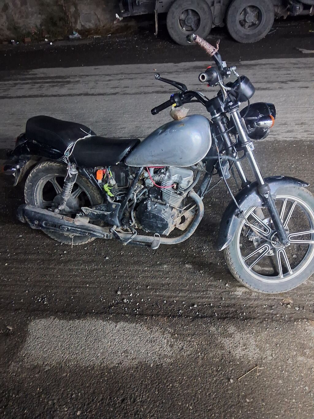 Kruizer tipli yol motosikleti - Korpus: tək amortizatorlu arxa hissə