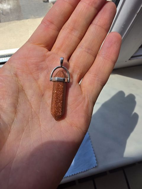 Qızılqum daşı (Goldstone) asmalı kulon - Material: Parıltılı