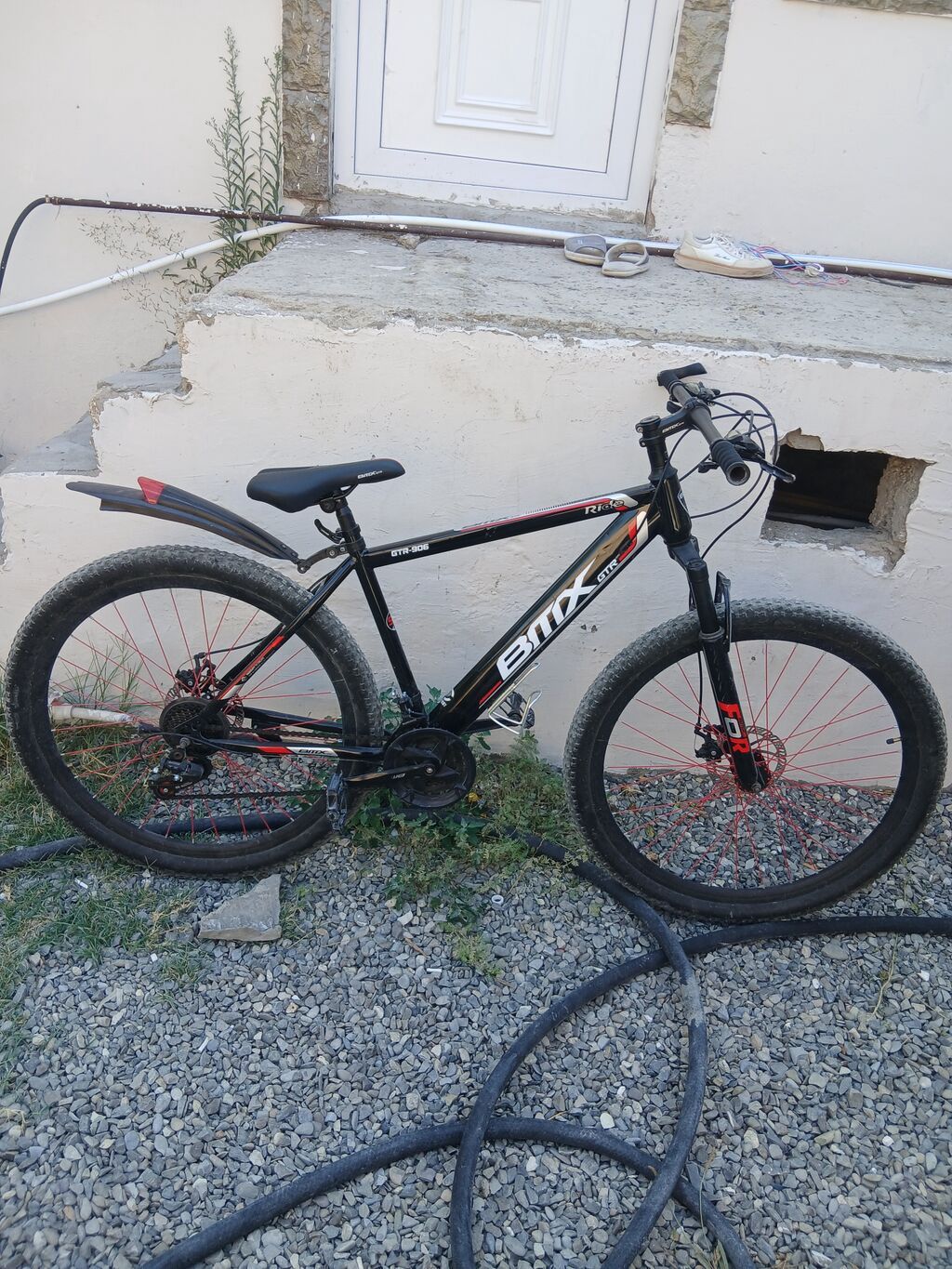 BMX GTR-906 dağ velosipedi. Velosiped qara rəngdədir, qırmızı və ağ