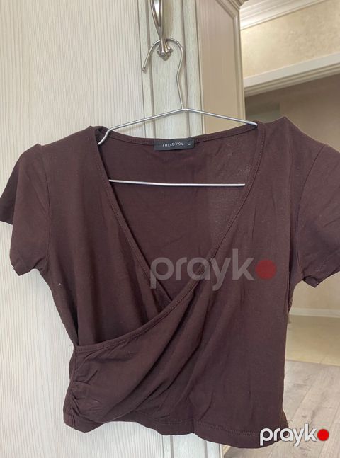 Trendyolmilladan alınıb, crop, yaxası çarpaz açıq modeldir, az