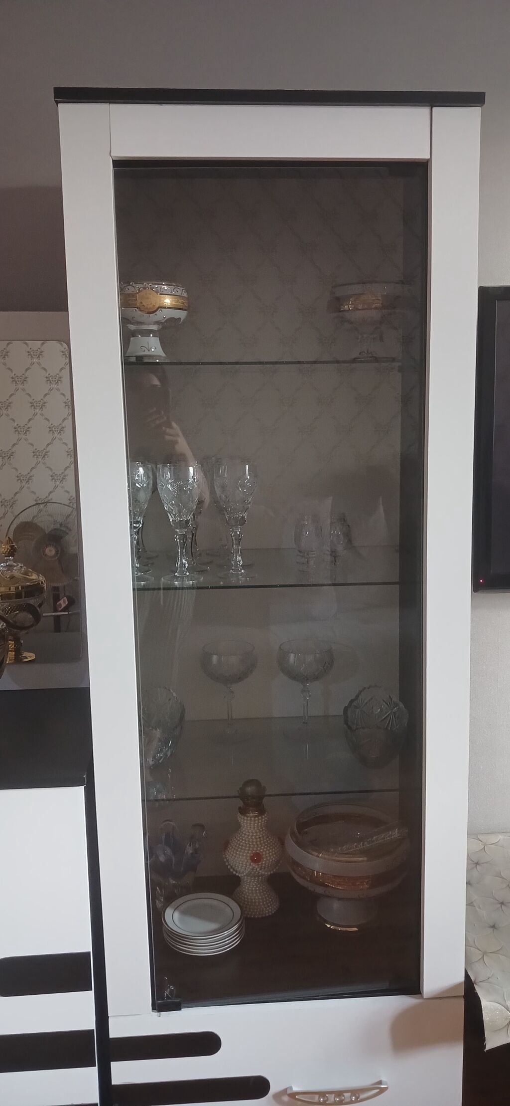 Şüşəli vitrin dolabı – müasir dizayn - Rəng: ağ-kömür tonlarında — Mallar, Digah