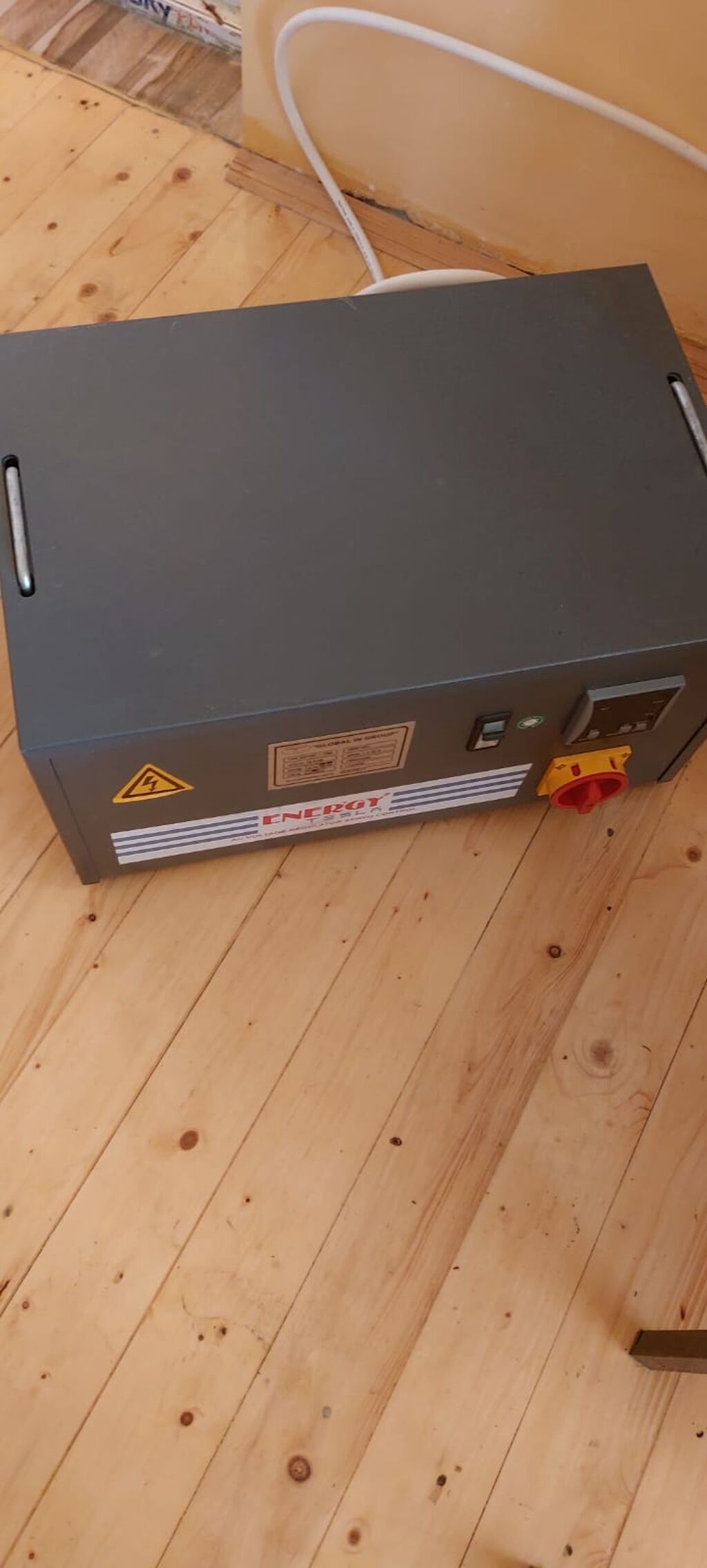 Energy Tesla servo tipli gərginlik stabilizatoru satılır. Qurğu AC — Mallar, İsmayıllı (6)
