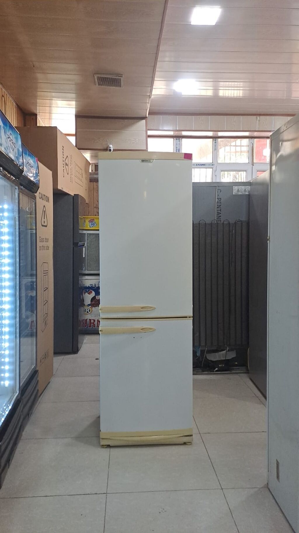 Beko iki qapılı soyuducu - Üst qapılı soyuducu bölməsi, alt qapılı