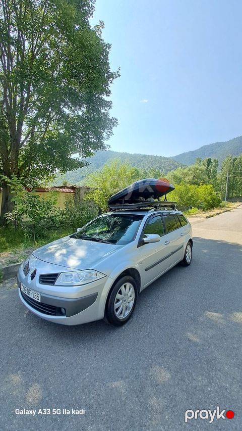 Renault Megane Grandtour – universallı kuzov, gümüşü rəng. Şəhərdən