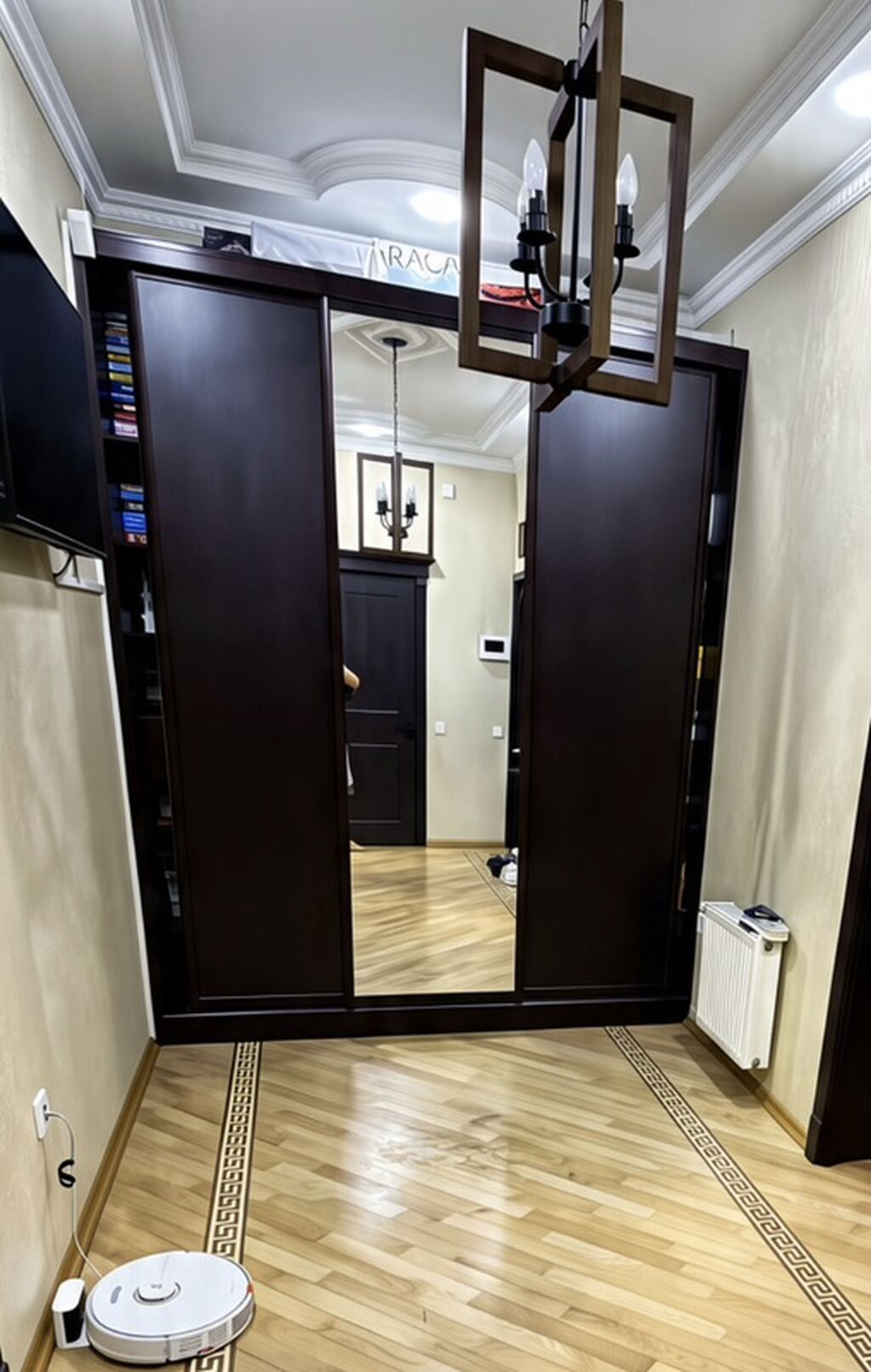 Geniş sürgülü qapılı dolab - Material: tünd ağac rəngli MDF/laminat