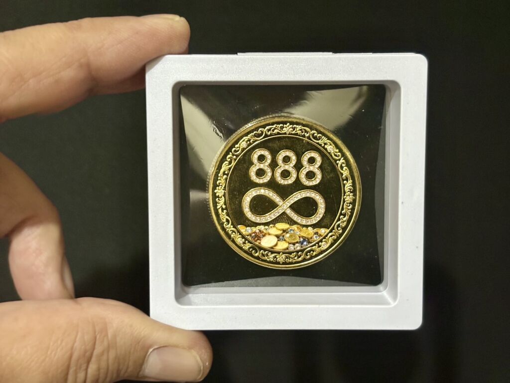 Dekorativ kolleksiya sikkəsi – “I AM BILLIONAIRE / 888 ∞” - Material — Sikkələr, Masazır (2)