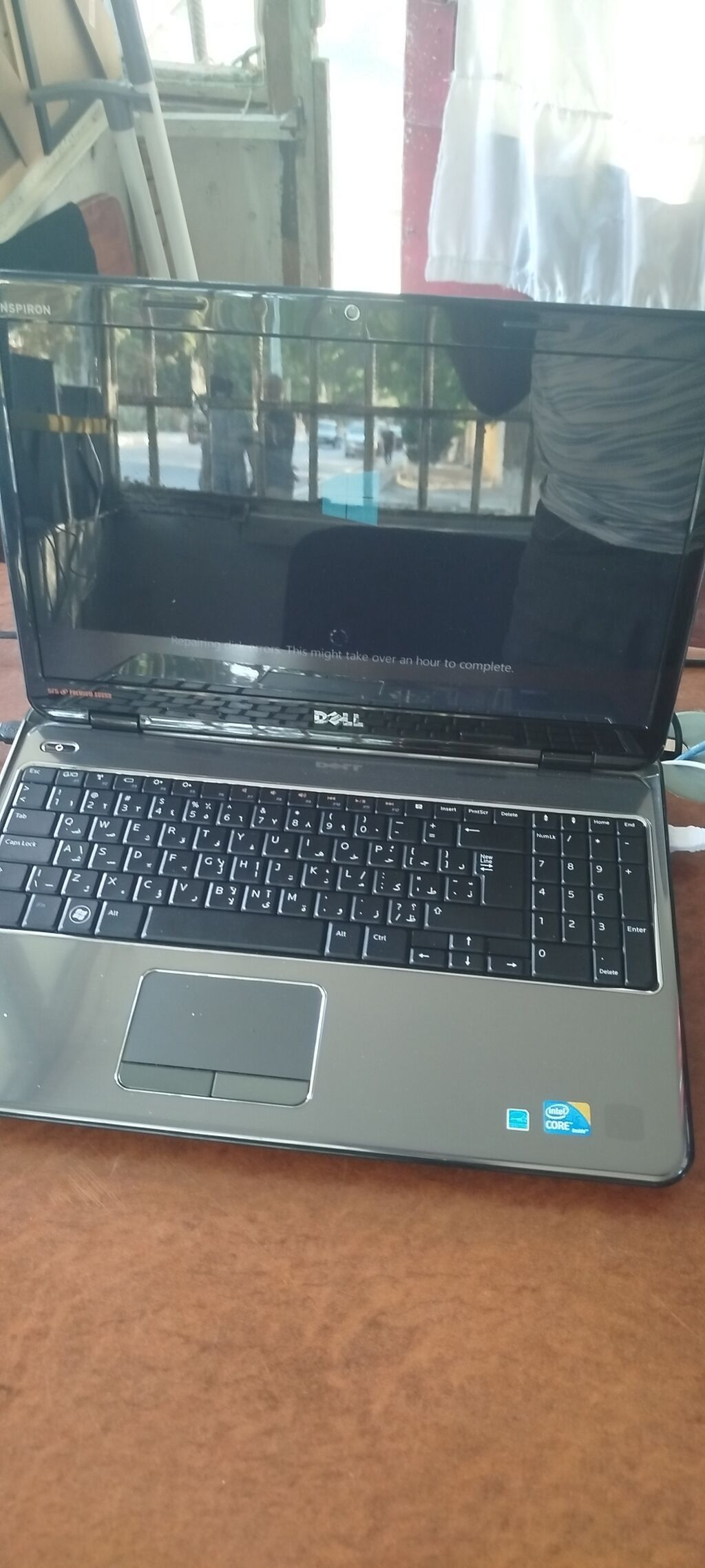 Dell Inspiron noutbuk. Şəkillərdə görünən model tam ölçülü klaviatura