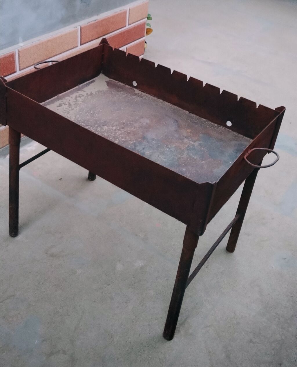 Metal manqal/qril - Material: qalın polad sac - Korpus: dörd tərəfli
