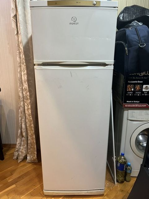 Indesit iki qapılı soyuducu - Yuxarıda dondurucu bölmə, aşağıda əsas