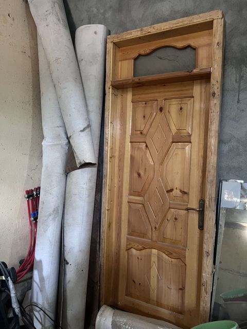 Taxda Ev qapısı. yenidir
