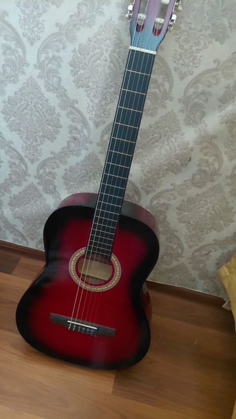Klassik akustik gitara – 4/4 tam ölçü. Qırmızı-bordo rəng keçişli