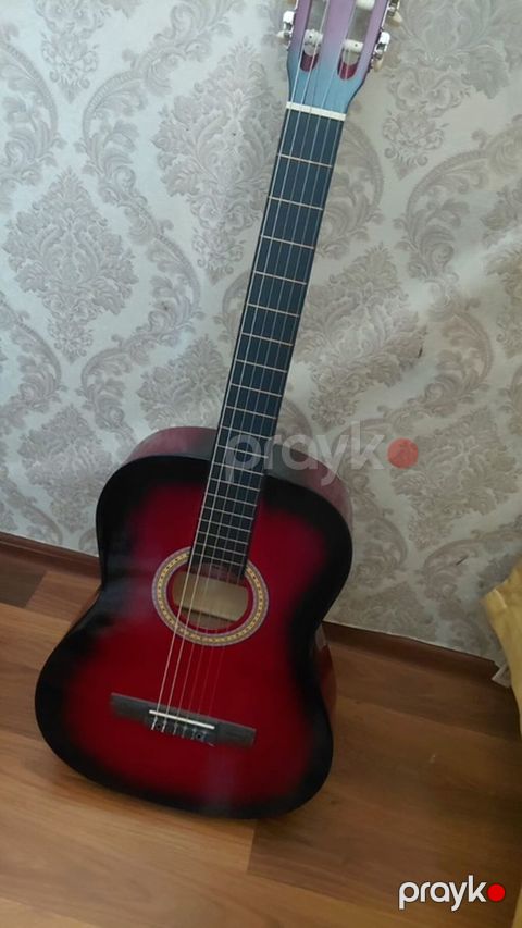 Klassik akustik gitara – 4/4 tam ölçü. Qırmızı-bordo rəng keçişli