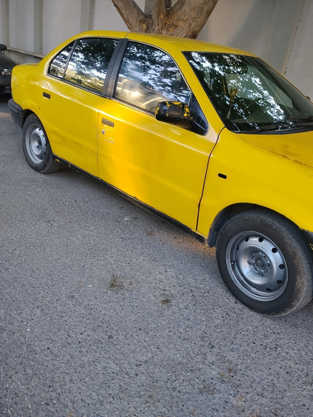 Model: Iran Khodro Samand (sedan) Kuzov: 4 qapı, sarı/qara rəng sxemi — Avtomobillər, Fatmayı (7)