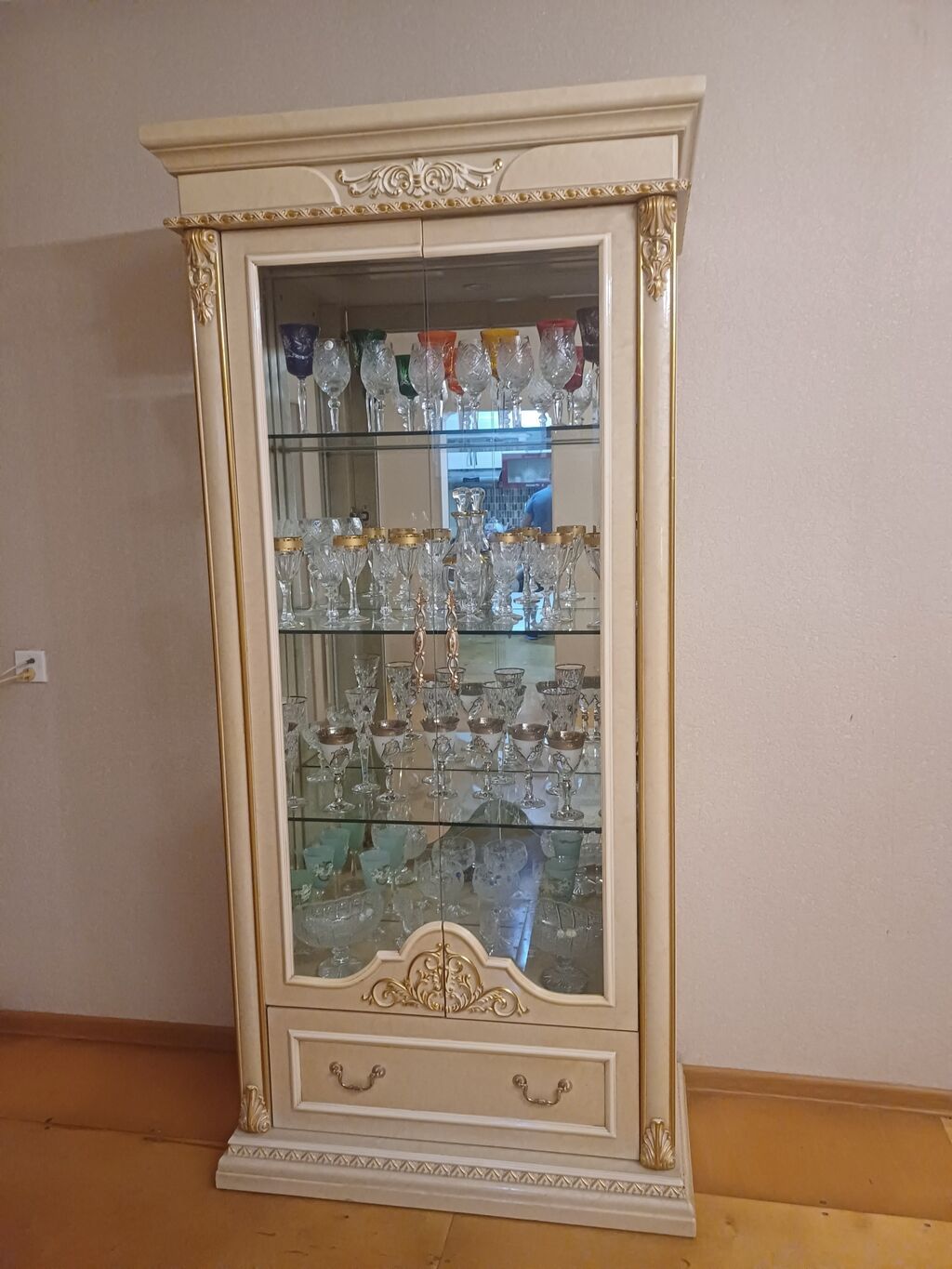 Klassik üslubda yemək otağı mebel dəsti Tərkibi: - Geniş bufet-konsol — Qonaq otağı üçün, Bakı (2)