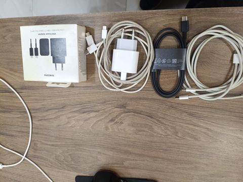 Apple iPhone, Samsung kabel və başlıqları