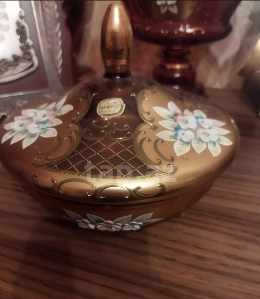Qızılı naxışlı dekorativ qapaqlı qab - Material: Şüşə/porşelan tipli