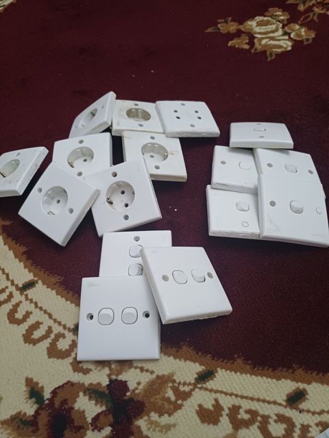 Elektrik aksesuarları dəsti - Divar üçün elektrik açarları və