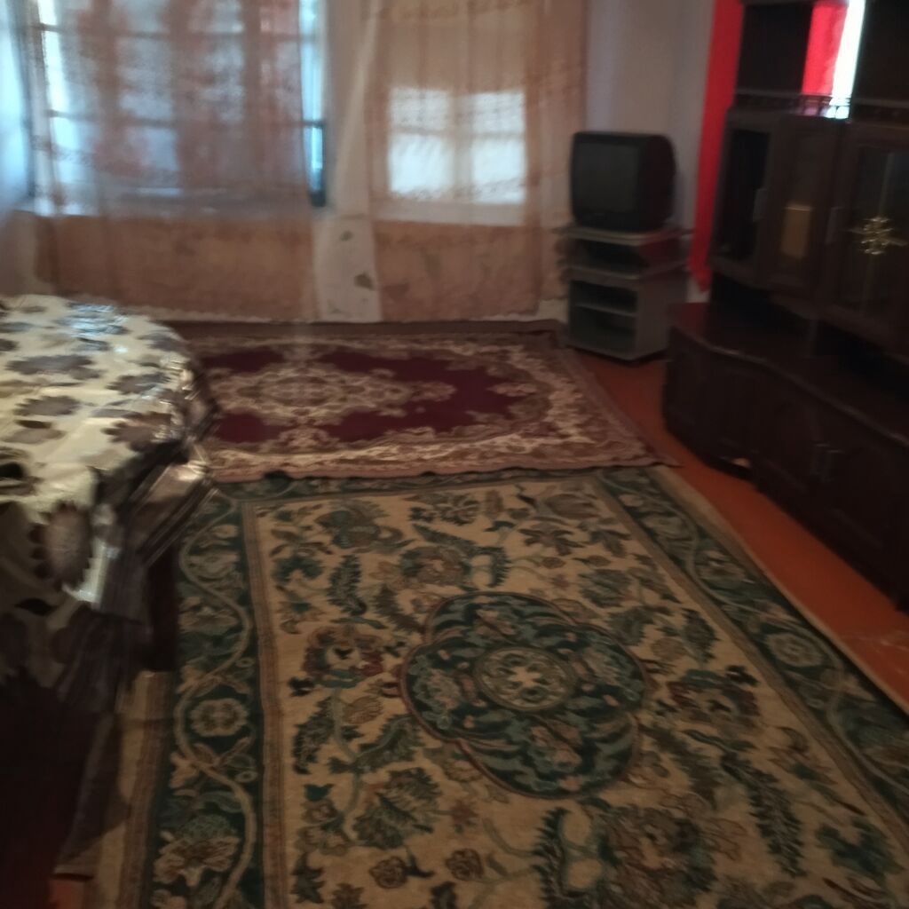 Kirayə üçün sadə, mebellə təchiz edilmiş 2 otaqlı ev. - Geniş qonaq — Daşınmaz əmlak, Bakı (7)