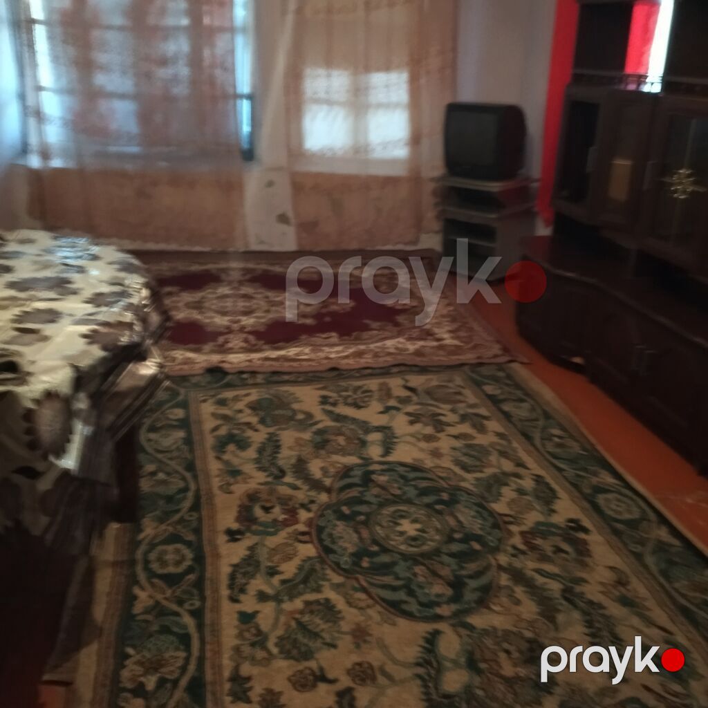 Kirayə üçün sadə, mebellə təchiz edilmiş 2 otaqlı ev. - Geniş qonaq — Daşınmaz əmlak, Bakı (7)