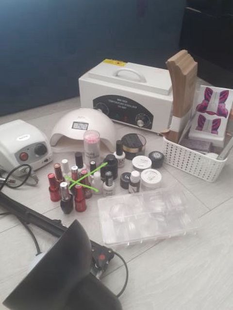 Manikür üçün peşəkar avadanlıq dəsti — UV lampa, frez, sterilizator və aksesuarlar