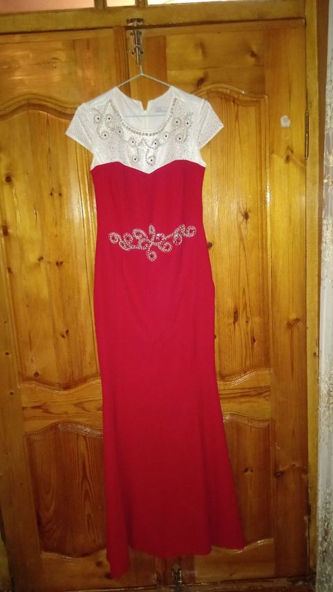 Qırmızı toy geyimi, maxi kəsim, ağ üst hissə ilə — Wedding dresses