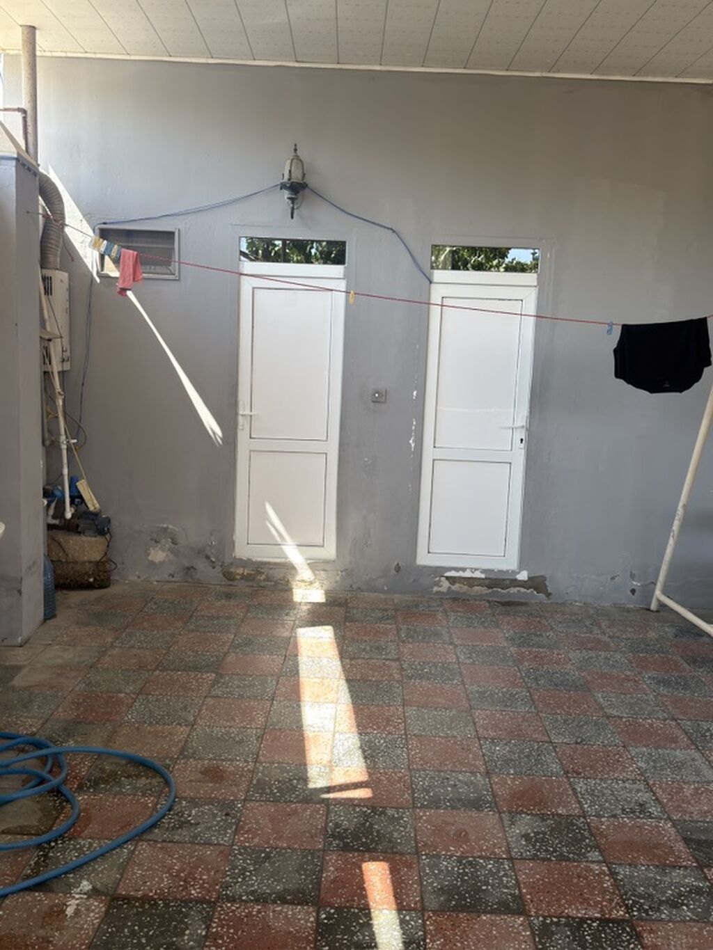 Həyətyanı örtülü eyvan/teras məkanı - Geniş, dam örtüklü həyət — Mebel, Digah (5)