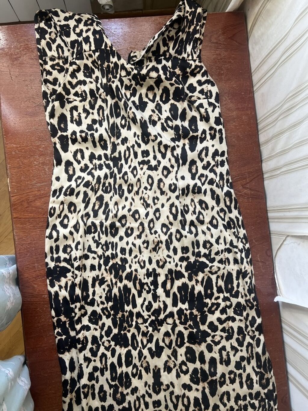 Leopard naxışlı qadın paltarı - Model: Qolsuz, V-yoqa yakalı, bədənə — Şəxsi əşyalar, Digah