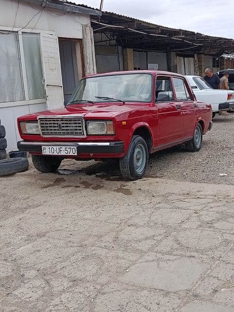 VAZ 2107, qırmızı sedan Xüsusiyyətlər: - Kuzov: 4 qapılı sedan