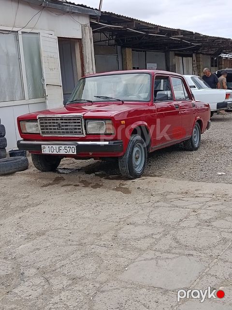 VAZ 2107, qırmızı sedan Xüsusiyyətlər: - Kuzov: 4 qapılı sedan