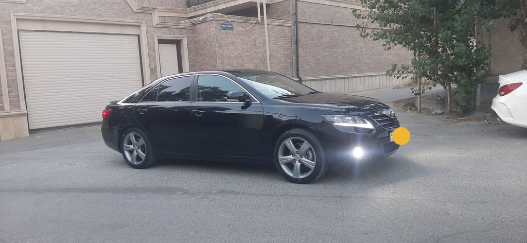Toyota Camry – qara rəngdə, SERVIZ RESMI DILER.sedan kuzov. Ön LED — Avto, Bakı (4)