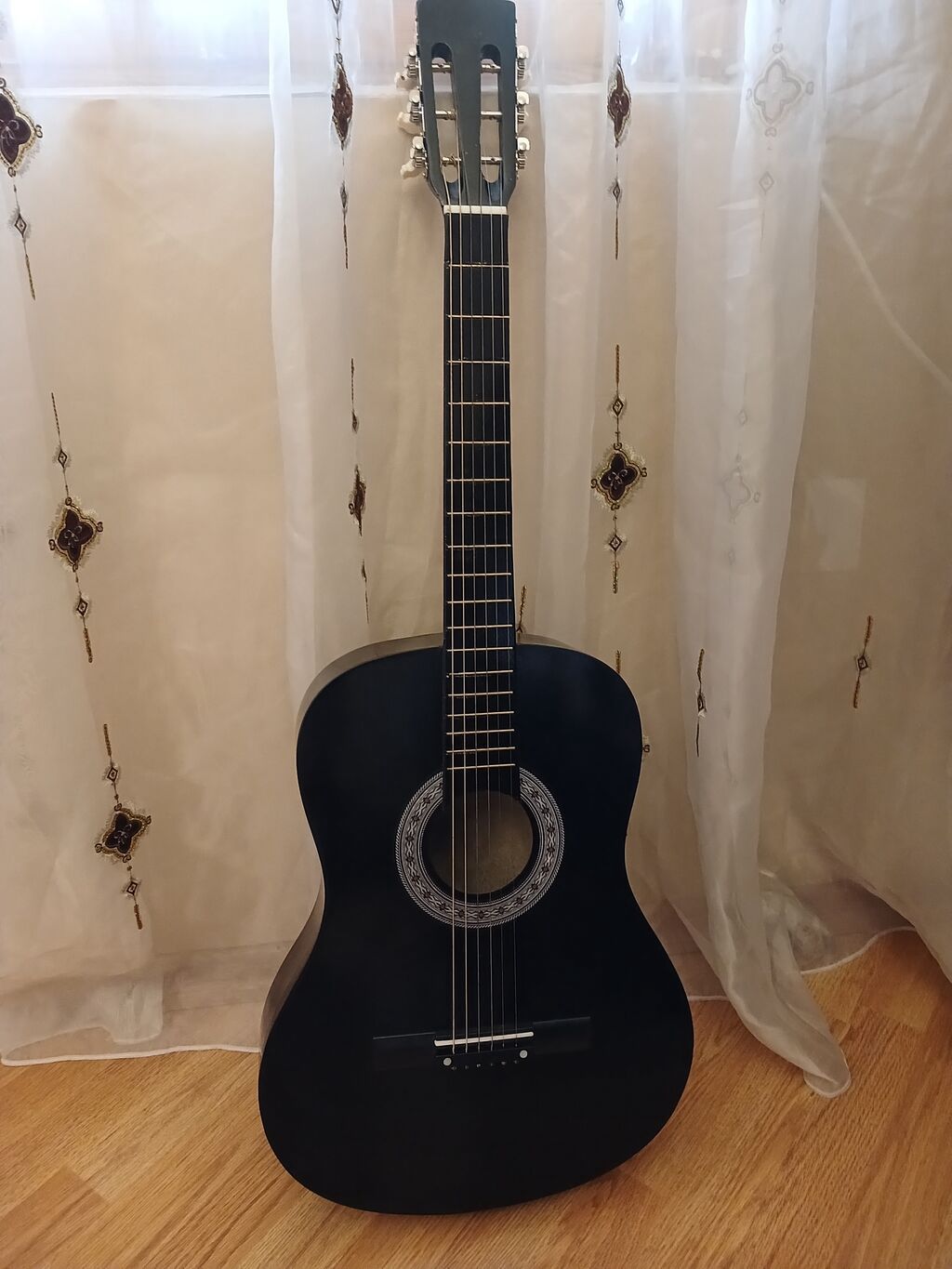 Klassik akustik gitara – 4/4 tam ölçü, qara rəngdə. Xüsusiyyətlər: -