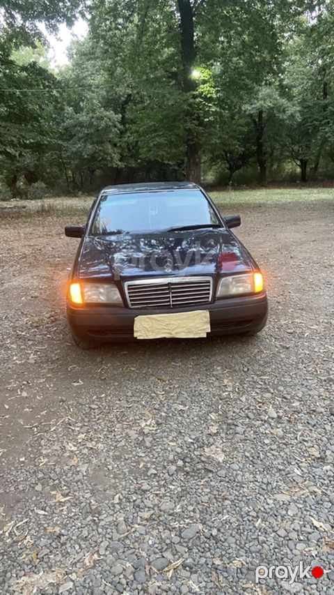 Mercedes-Benz 220: 2.2 l | 1995 il Sedan