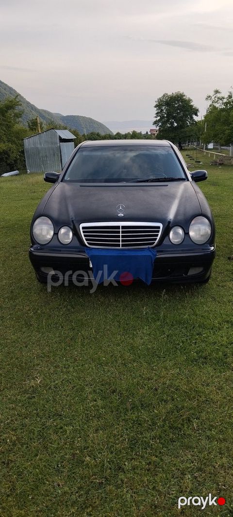 Mercedes E 220, 2000 il