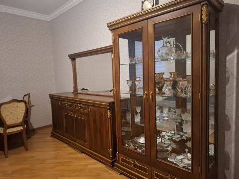 Klassik üslubda yemək otağı dəsti.Təmix taxtadır.Stolu enlidir