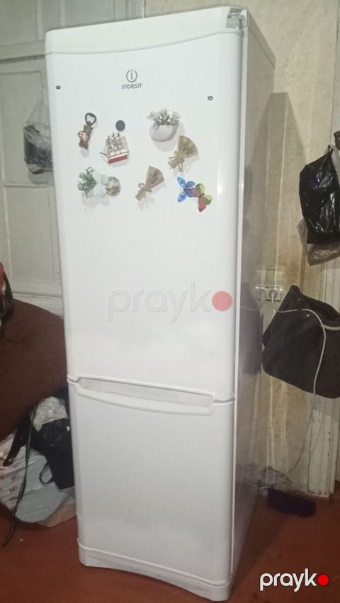 Indesit Nofros soyuducu işlək vəziyyətdədir. 60/185 cm. Nəsımı