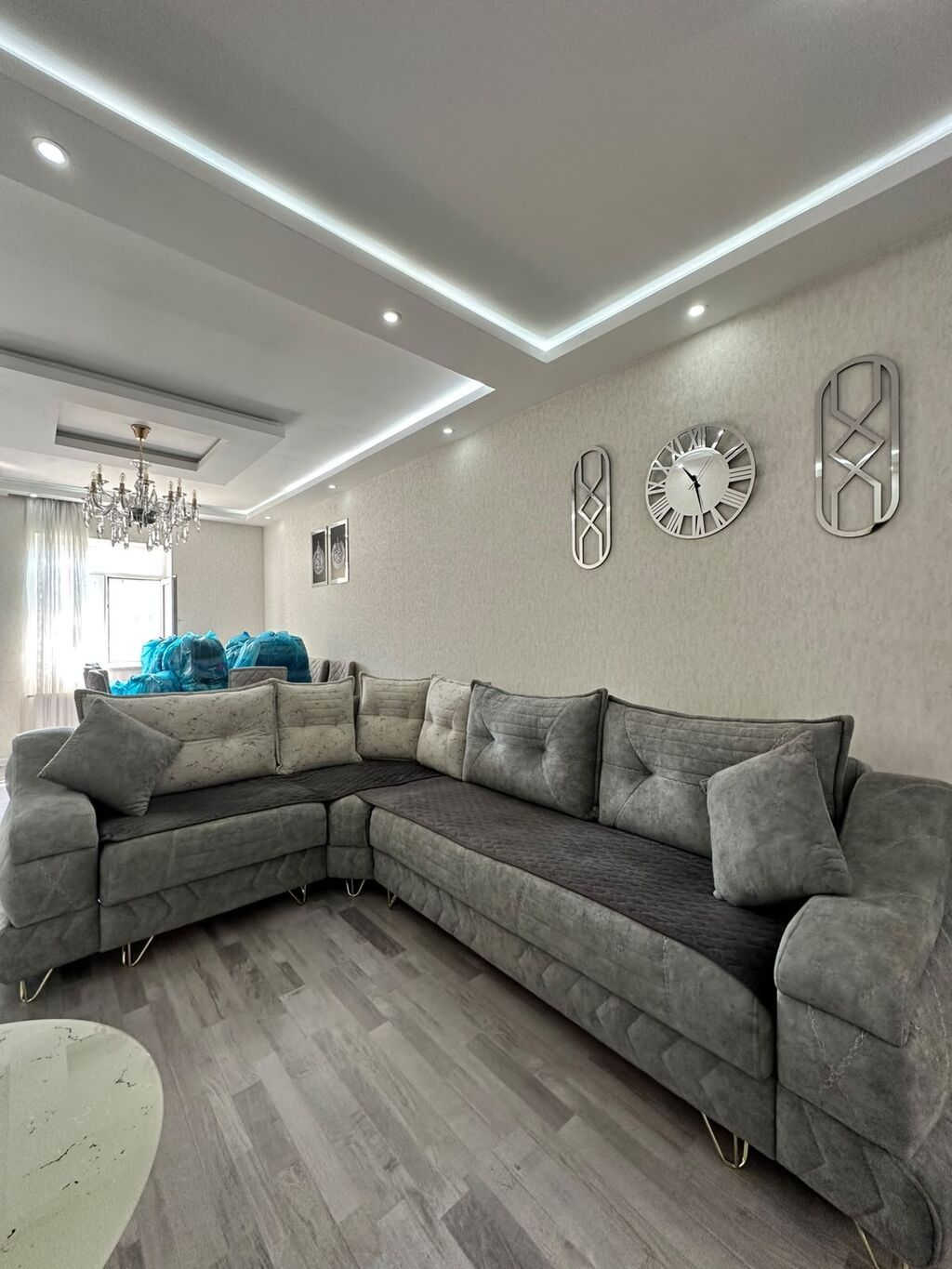 Türkiyə istehsalı künc divan 799 Azn satılır. Açılır, bazası var. Ölçü