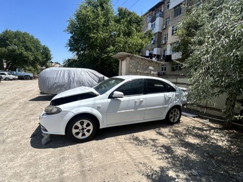 Chevrolet Lacetti, ağ rəng, sedan kuzov. Texniki xüsusiyyətlər: -
