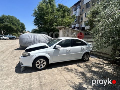 Chevrolet Lacetti, ağ rəng, sedan kuzov. Texniki xüsusiyyətlər: -