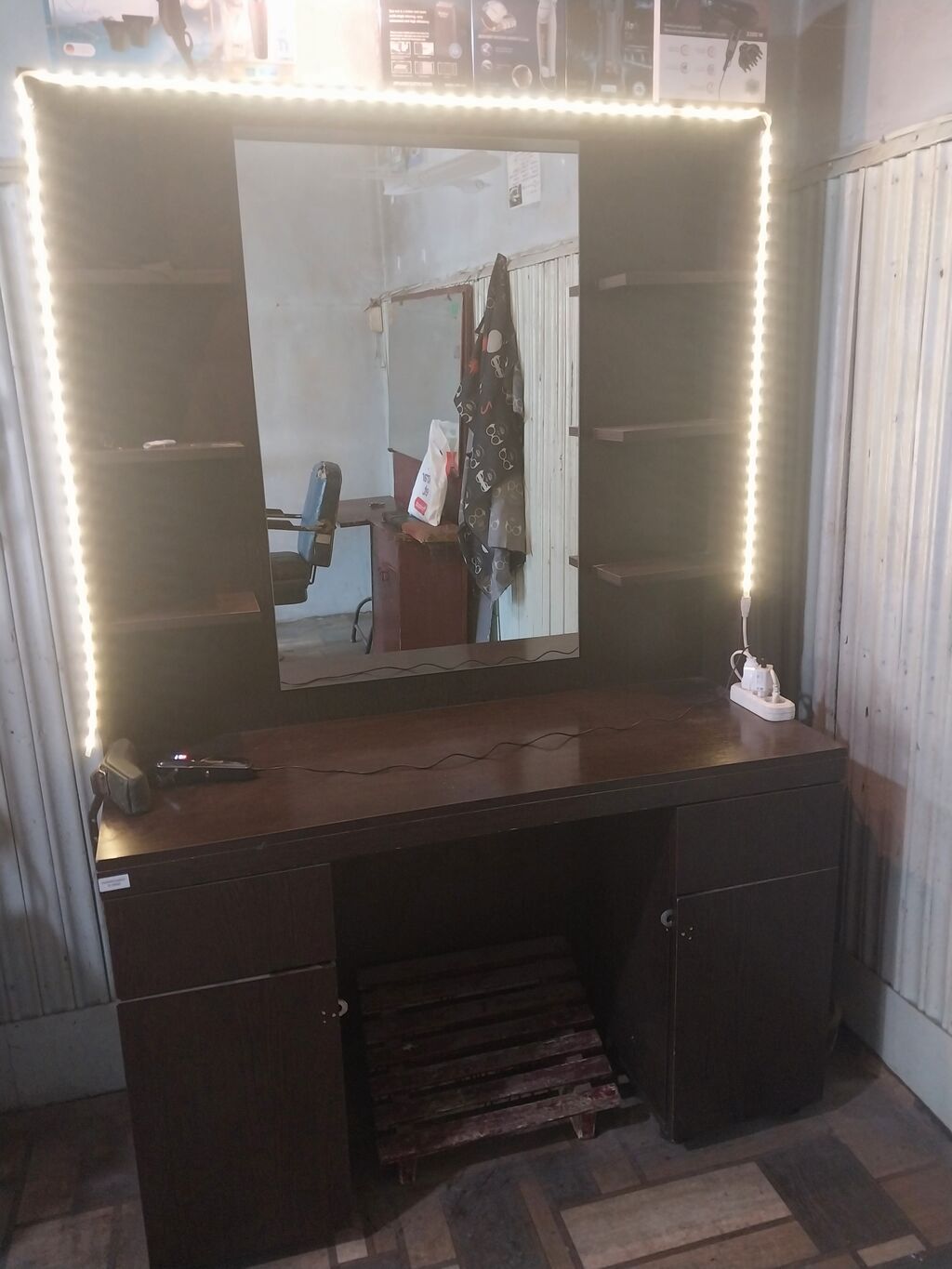 Bərbərxana üçün iş masası və güzgü modulu (2 ədəd) — Salon mebeli, Yevlax