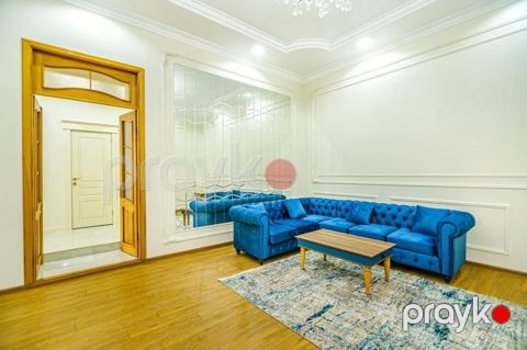 Satılır 5 otaqlı köhnə tikili 180 m²