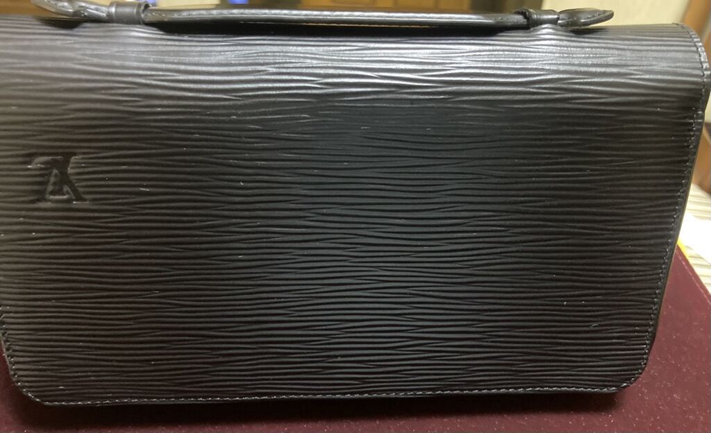 Satılır Louis Vuitton Epi model əl çantası (clutch). ✔️ Alınıb, lakin — Çantalar, Bakı (2)