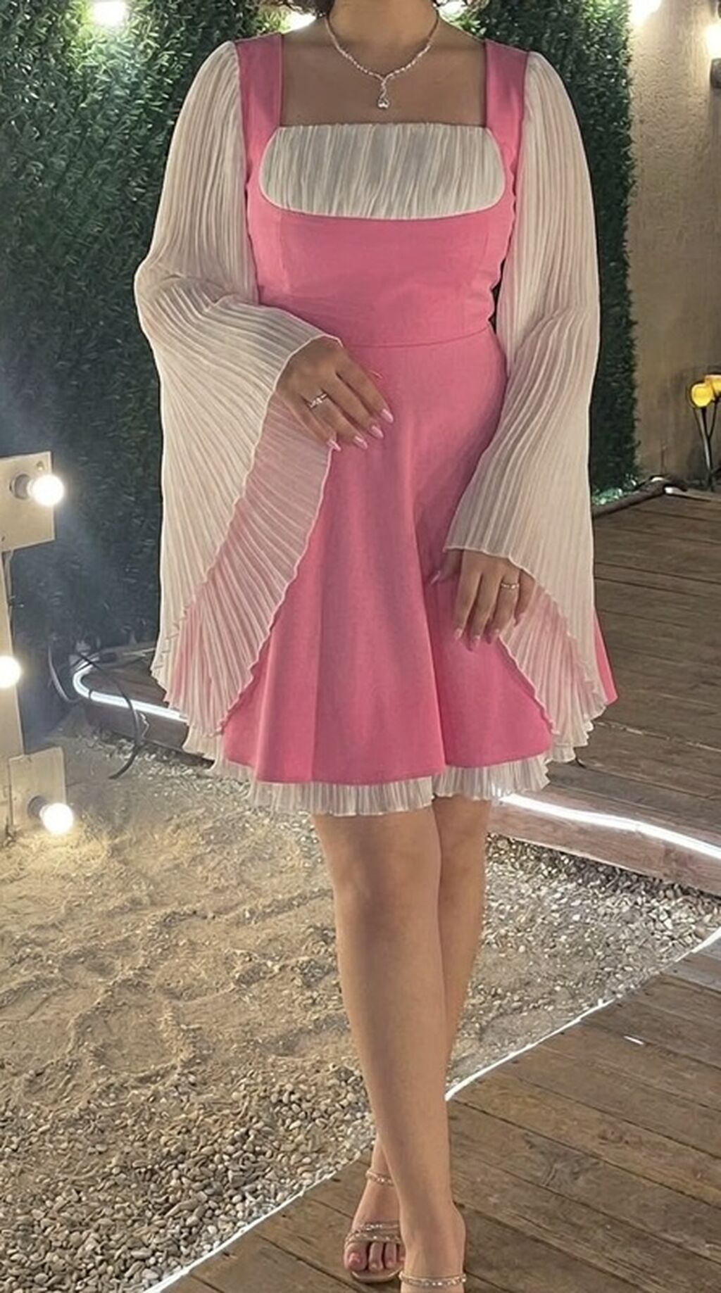 Ziyafət donu. Modelin boyu 1.65. Arxasnda gizli zamoku var. M-L ölçü