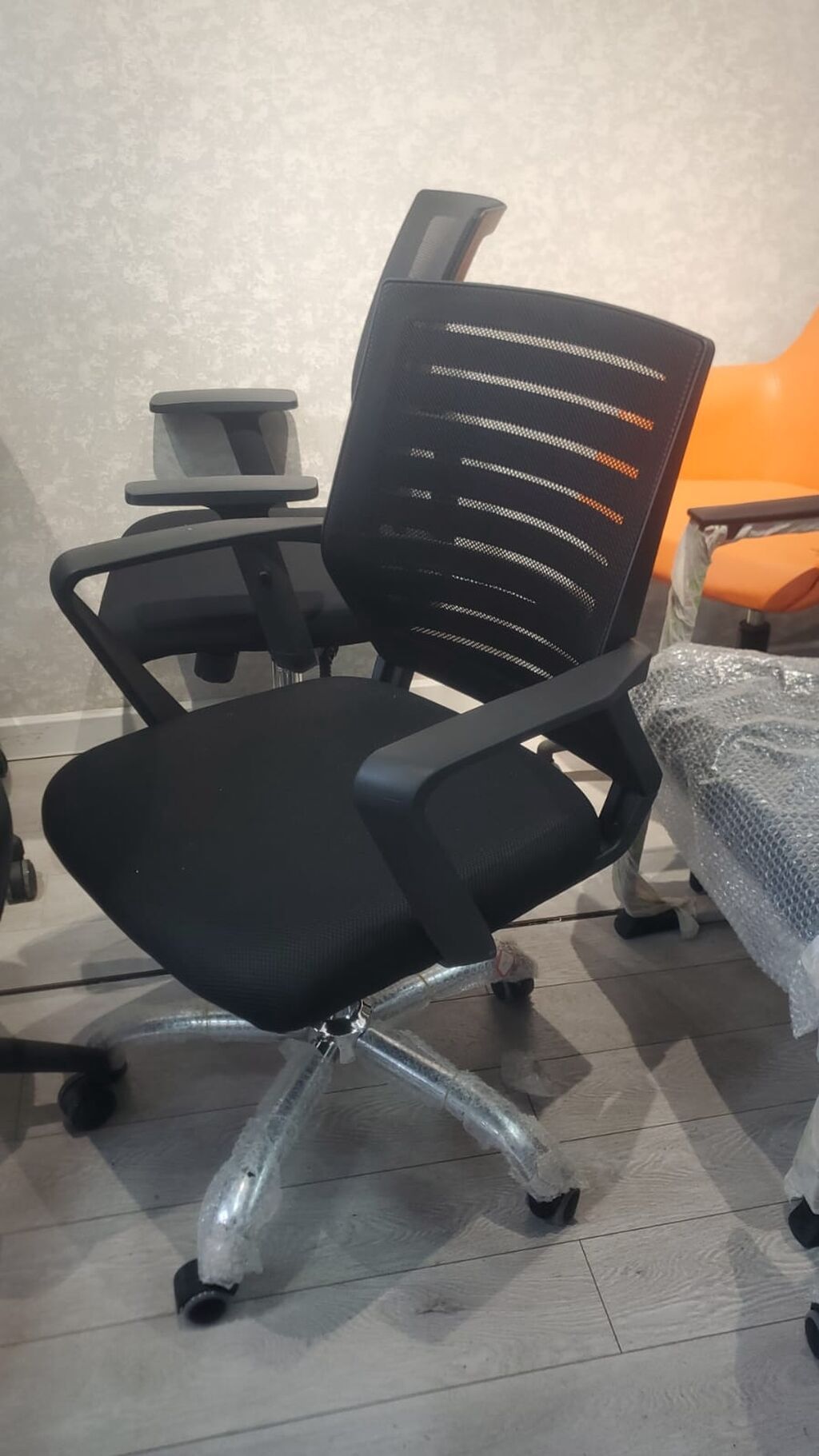 Ofis kresllosu — tənzimlənən qollar, dönerli təkərlər, dəri — Ofis mebeli, Bakı